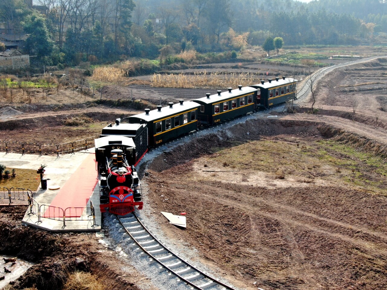 东村旅游项目-蒸汽火车游古村吸引很多游客.