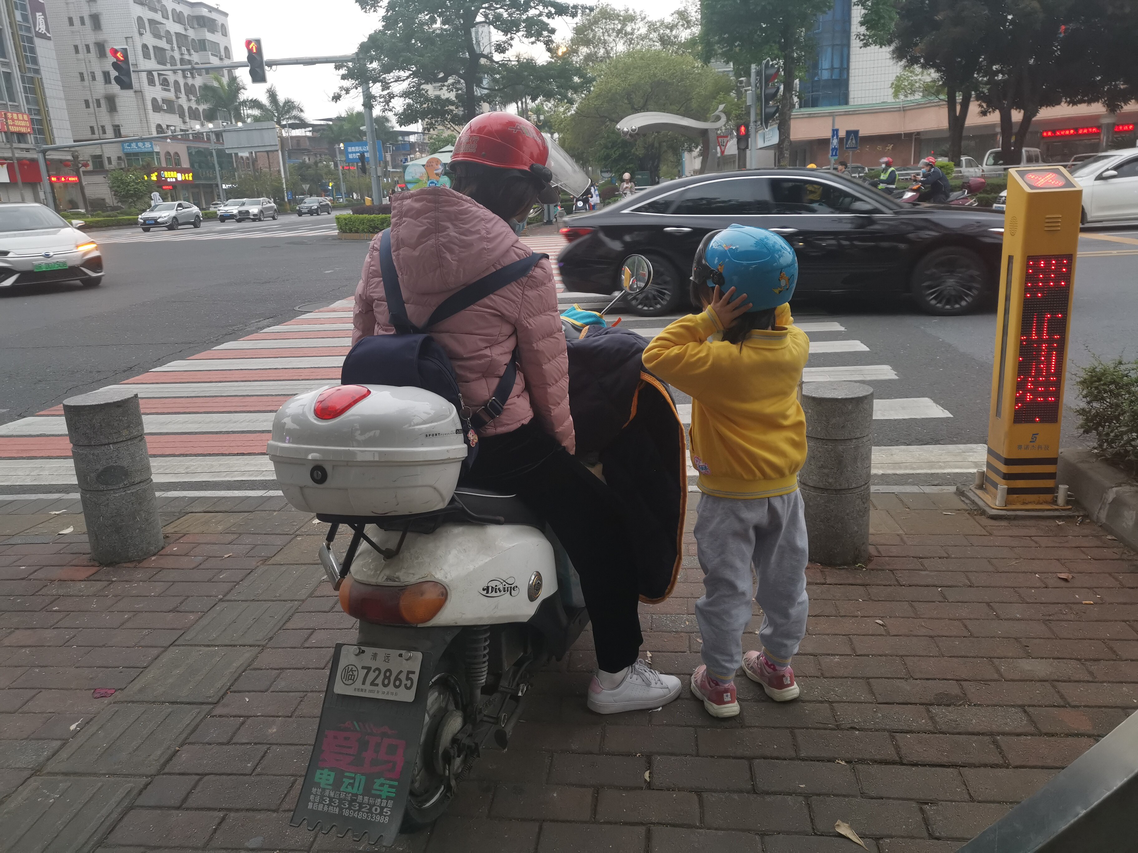 自行车带着孩子的母亲插图(自行车、头盔、孩子、男孩、女性、妈妈、母亲)韩漫插图_北极熊素材库