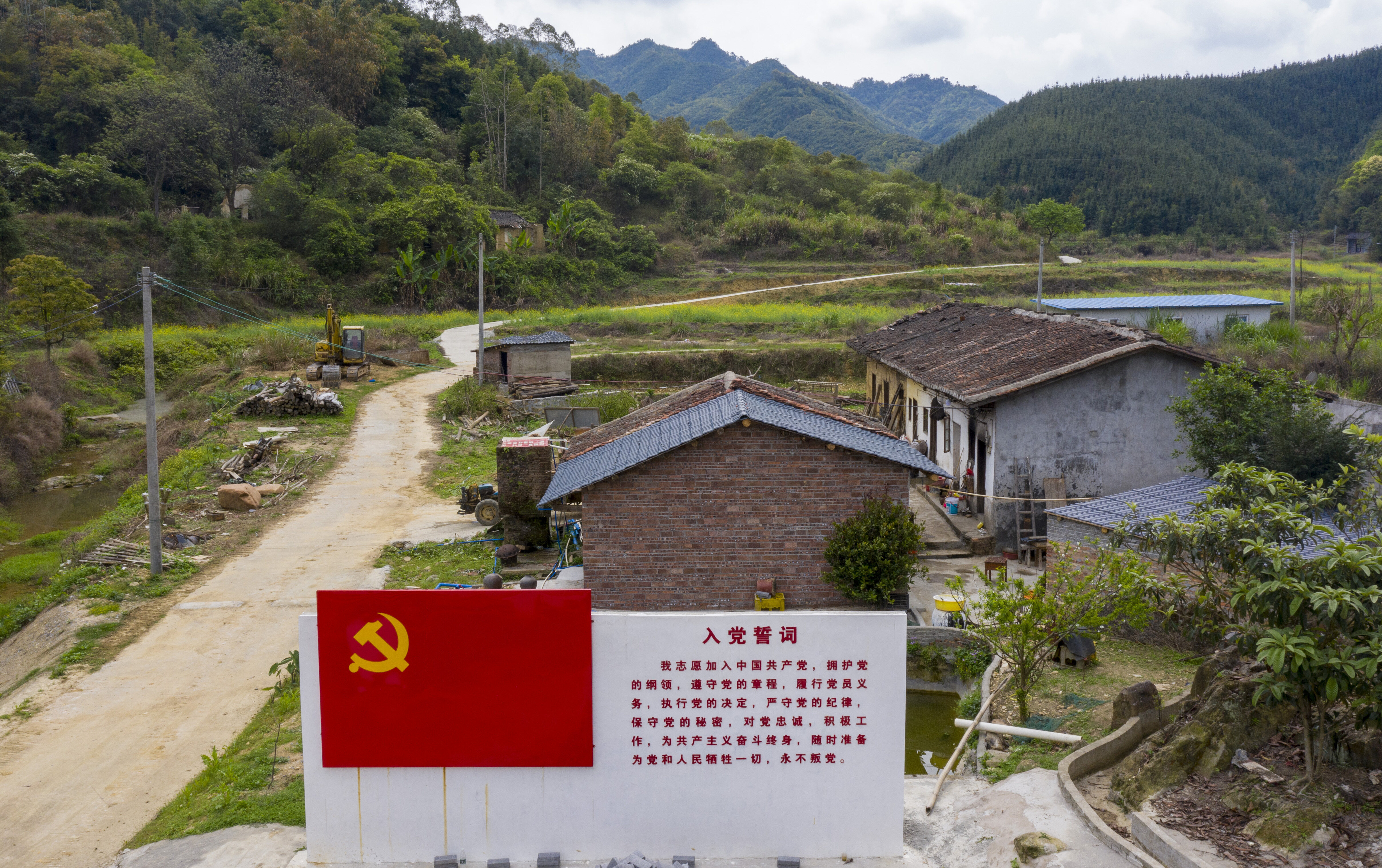 史志记载,梁金在潭洞暴动失败后,前往广州继续开展地下革命,1934年因