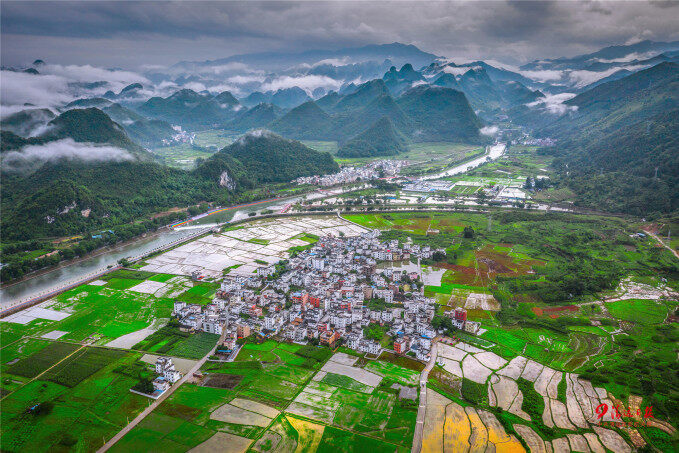 2022年6月1日清晨,一场大雨后,连南三江镇梅村景色如画.