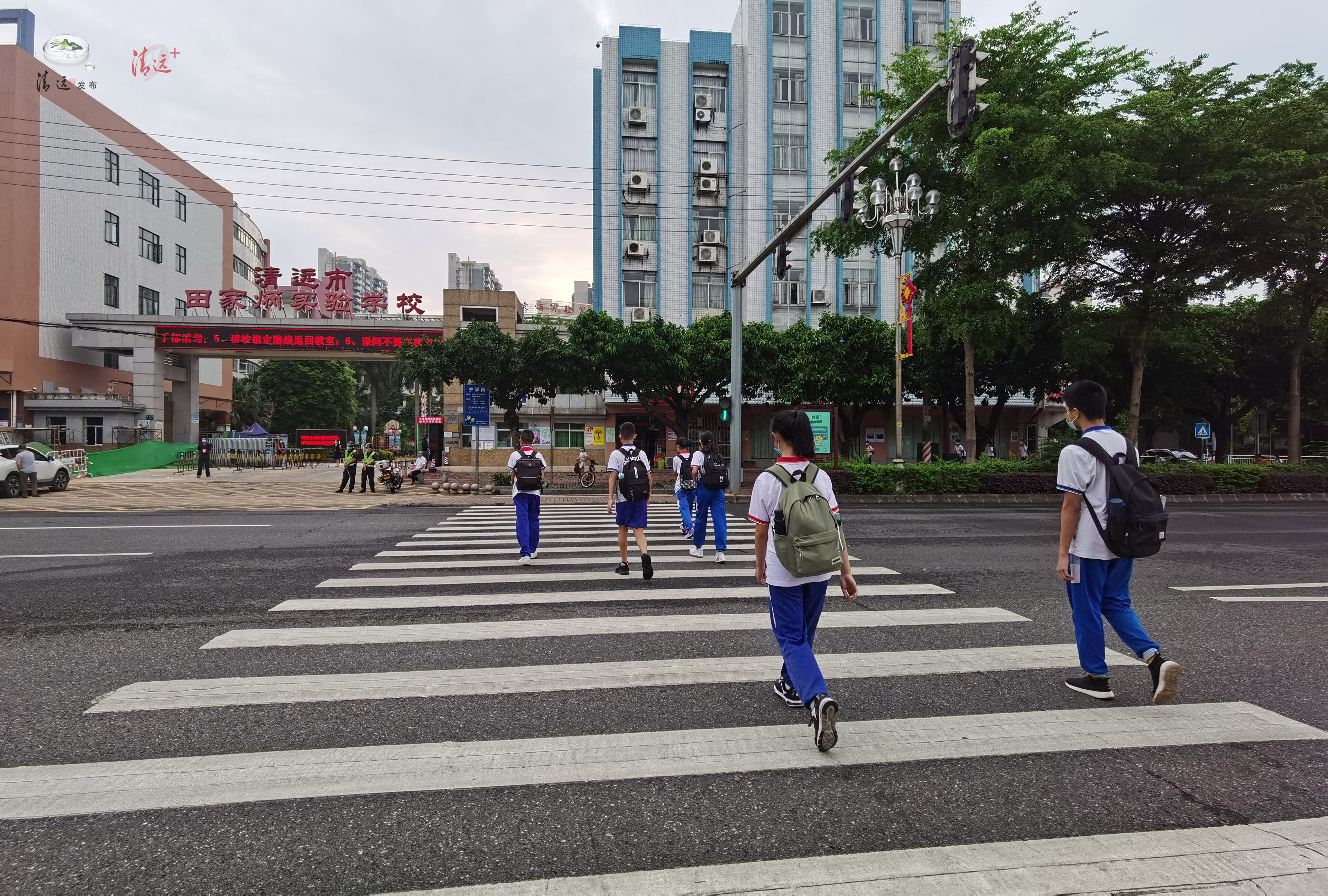 直播穿民族服装上学收到人生第一束鲜花清远32万学生今日返校清远日报