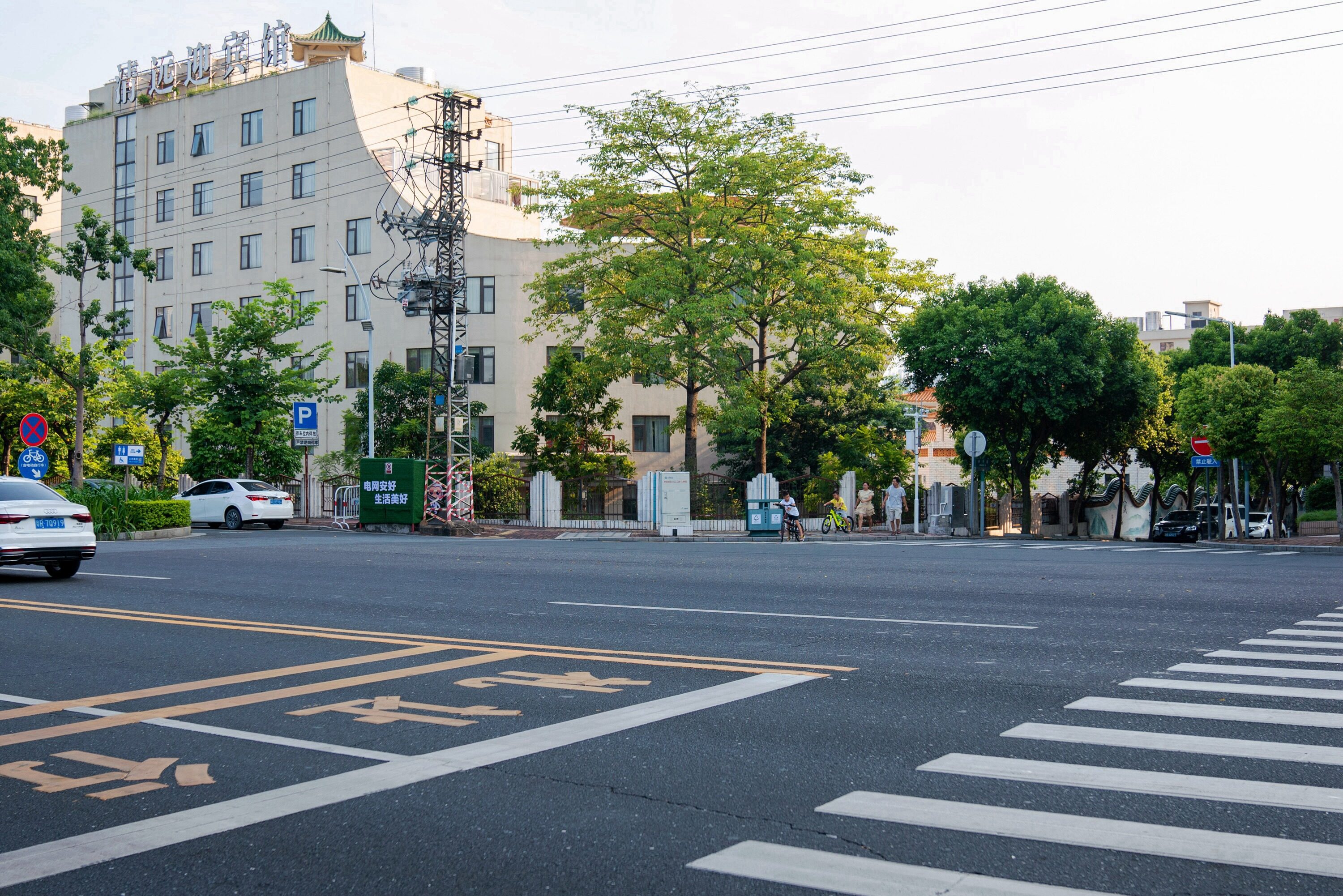 路口驶出后,只能往右前方行驶,北江二路东往西方向车辆不能直接行驶到