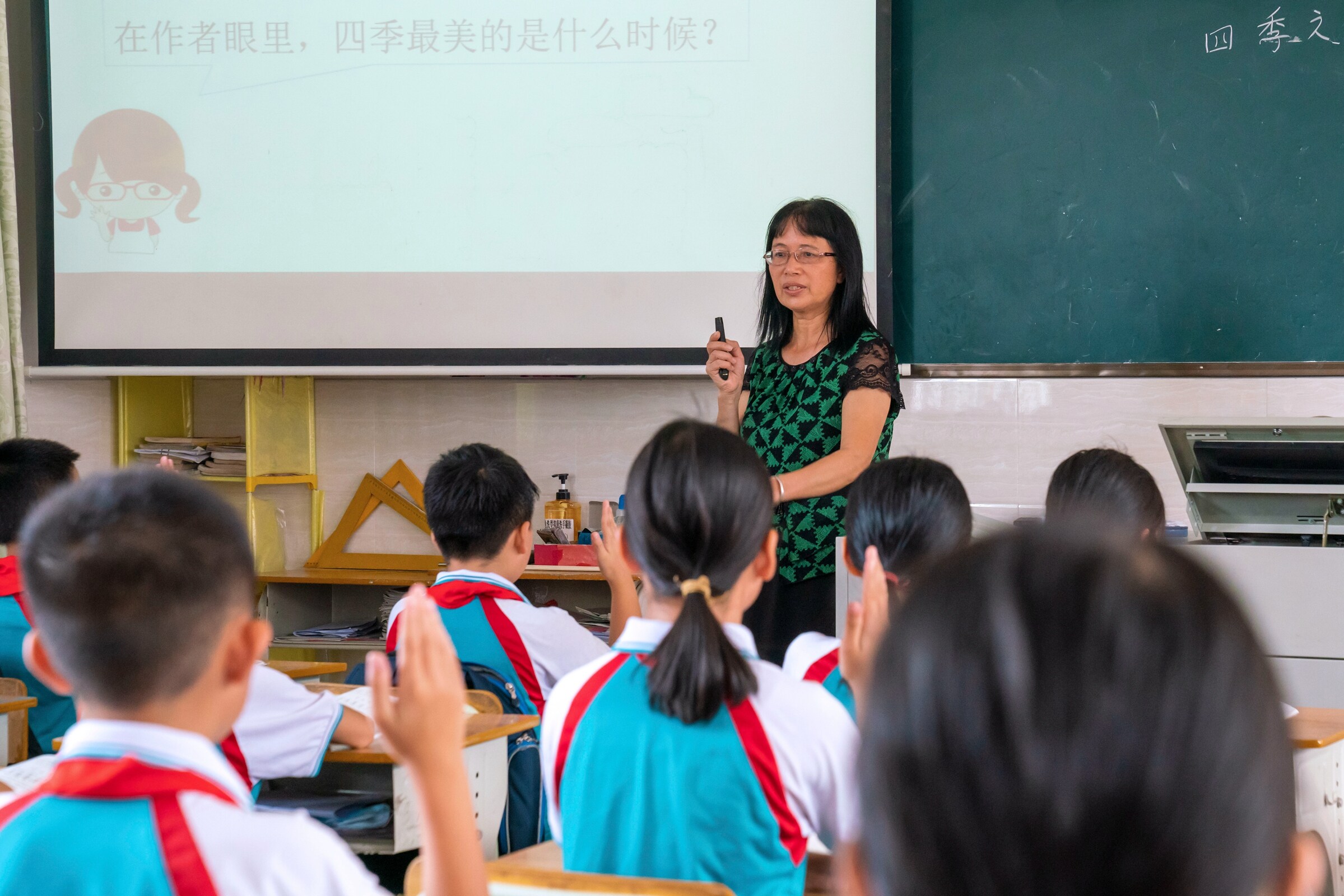 老教师教书育人图片