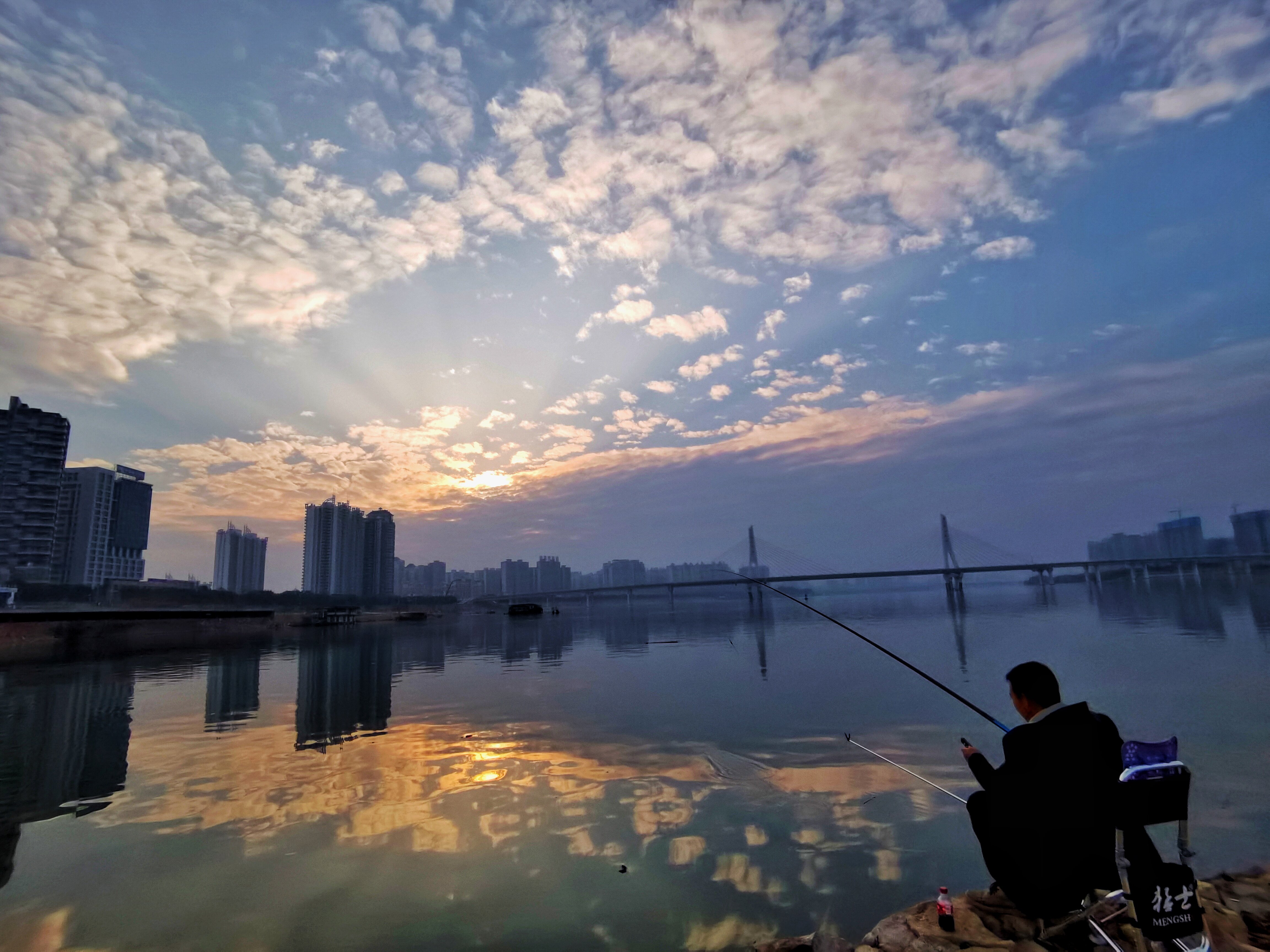 1月20日下午,北江边的垂钓者清远日报社签约摄影师 黄昱茜 摄