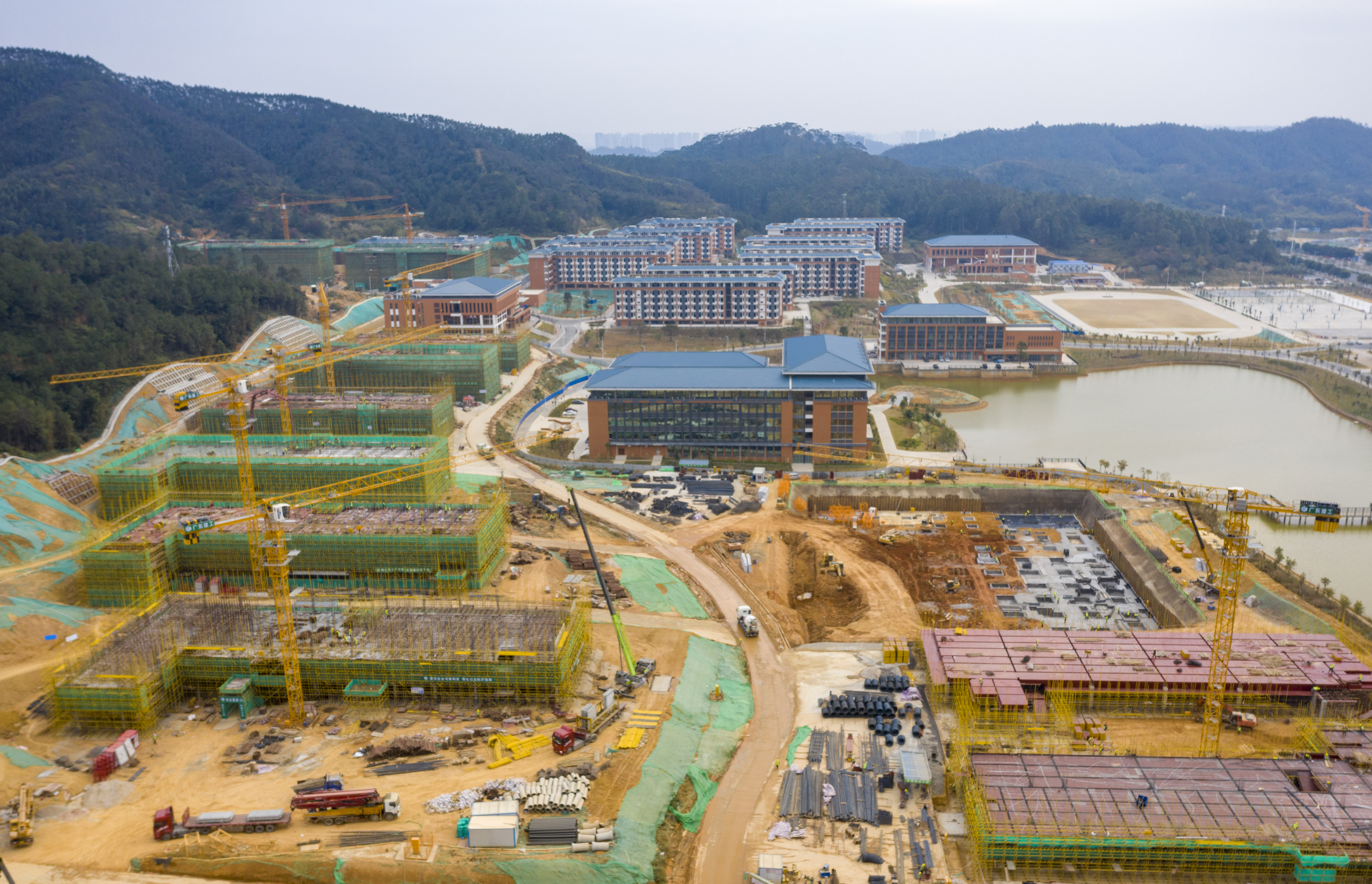 廣東科貿職業學院副院長石大立表示,建工集團開展工程建設和疫情防控