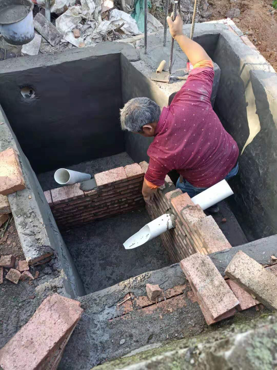 连南南岗村三格化粪池修建中.资料图片