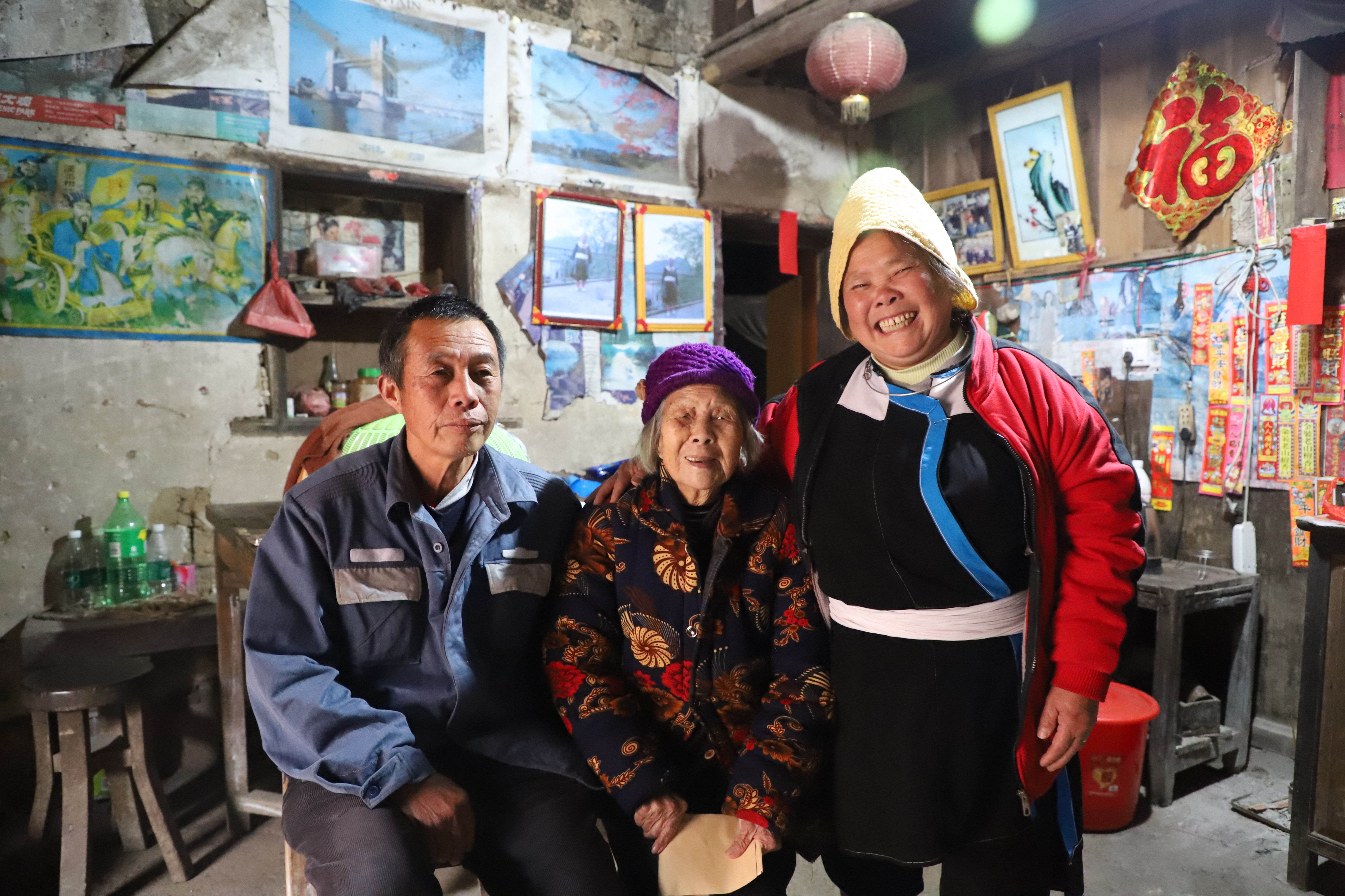 接生過幾百個孩子沒收過一分錢102歲的瑤族奶奶說好人長壽藍絲帶關愛