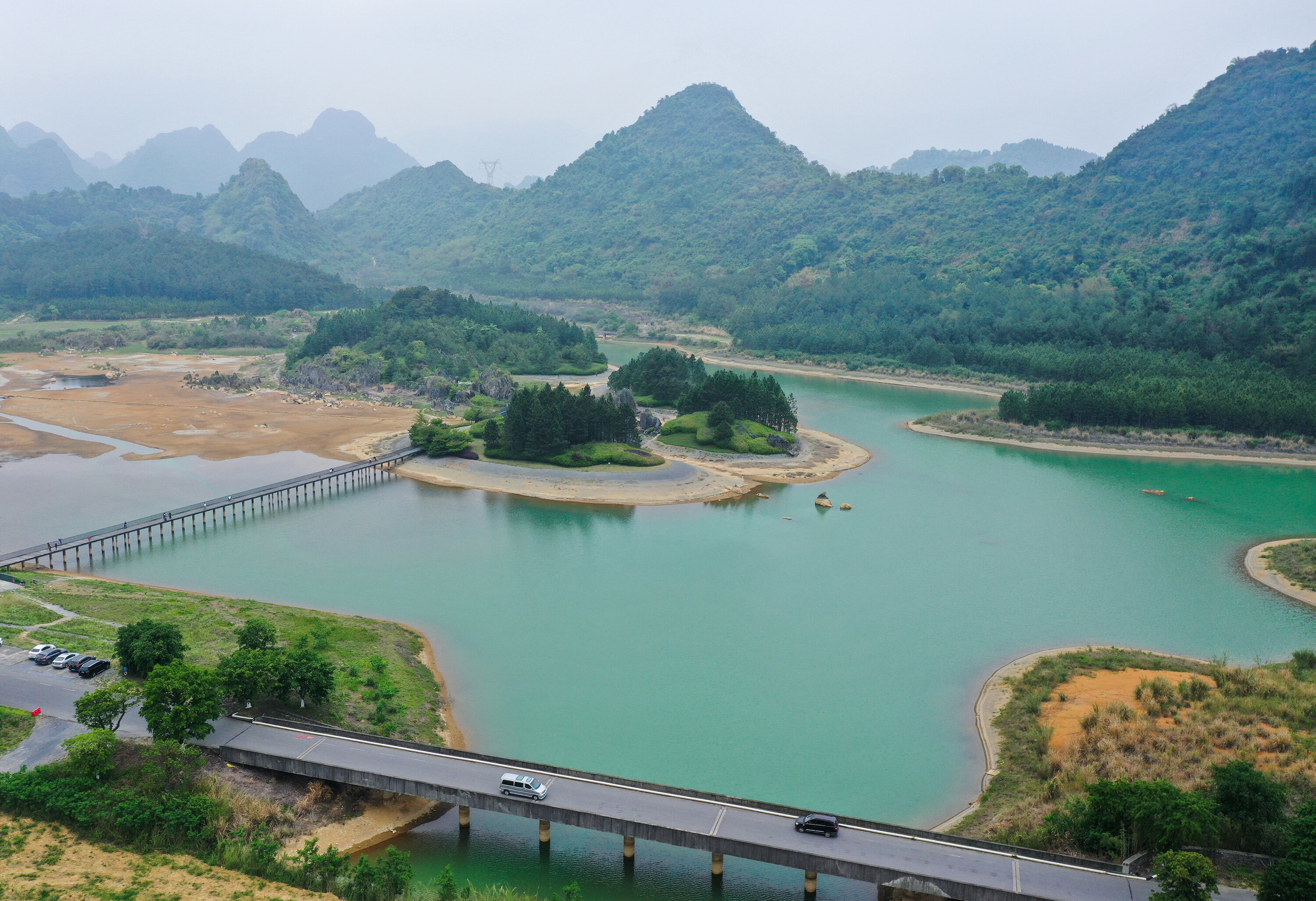 3月27日,英德市横石塘镇仙湖景区,旅客前来踏春游玩.