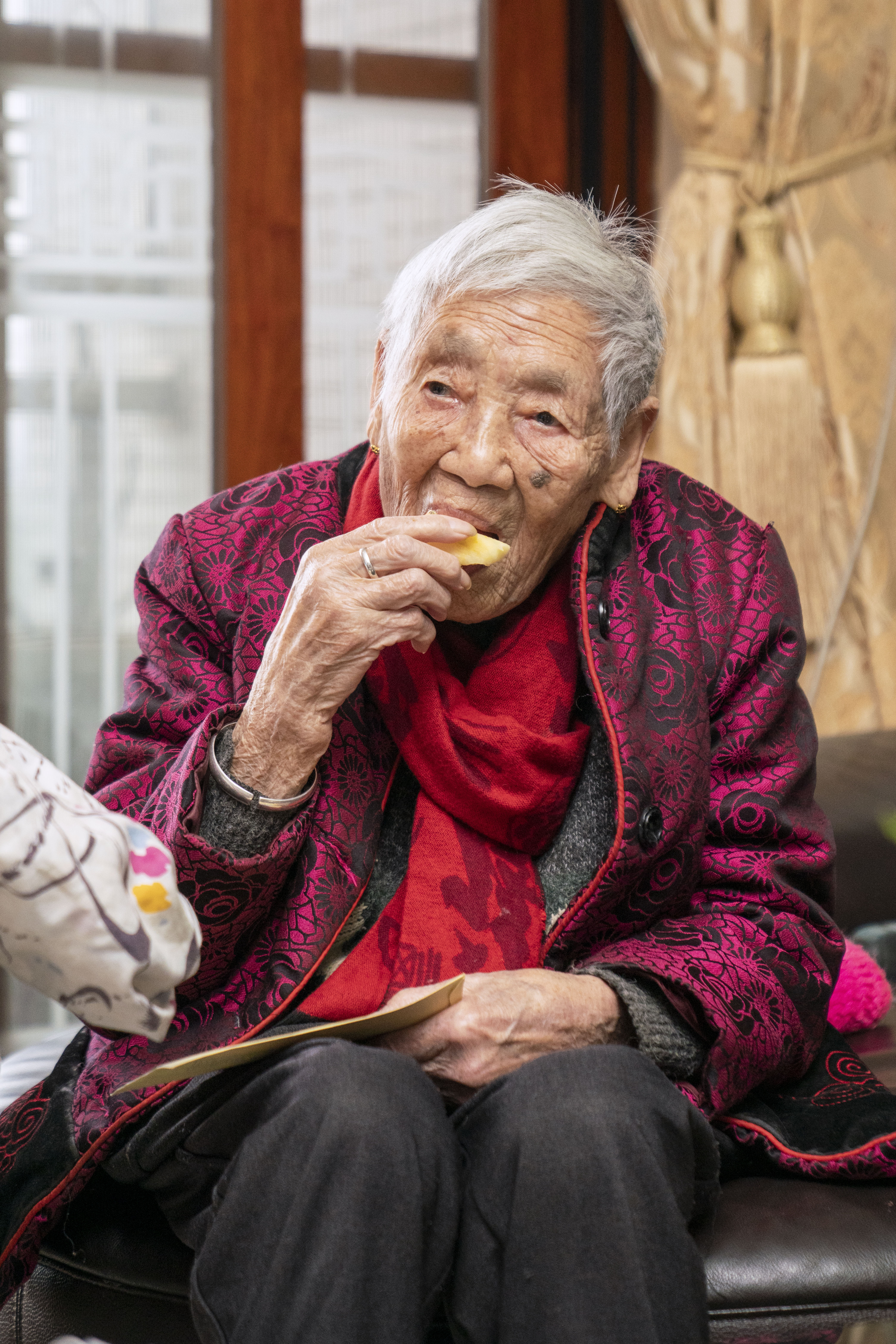 102岁的吕婆婆,爱吃甜食爱吃肉 