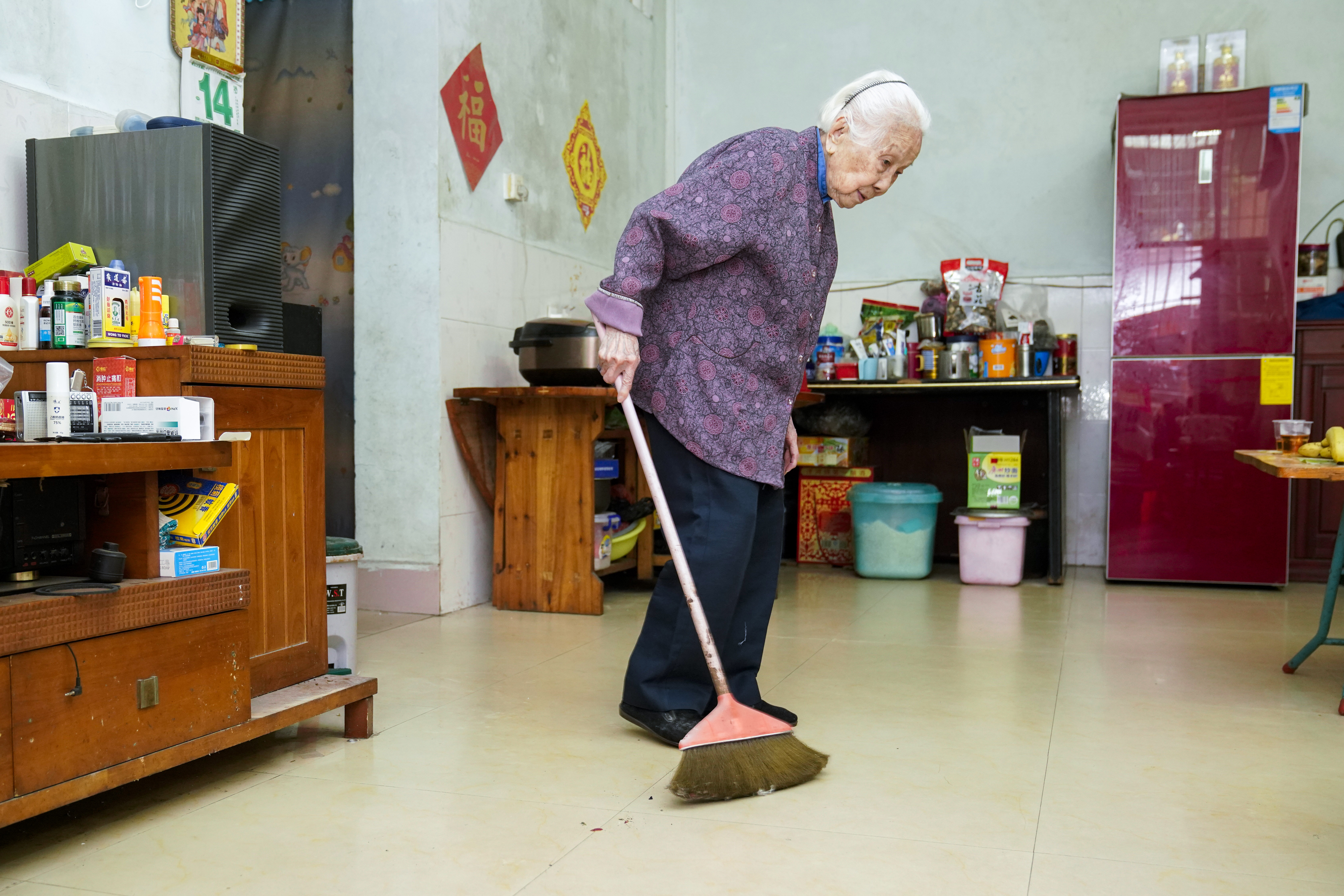 叶婆婆平时在家会做扫地等家务
