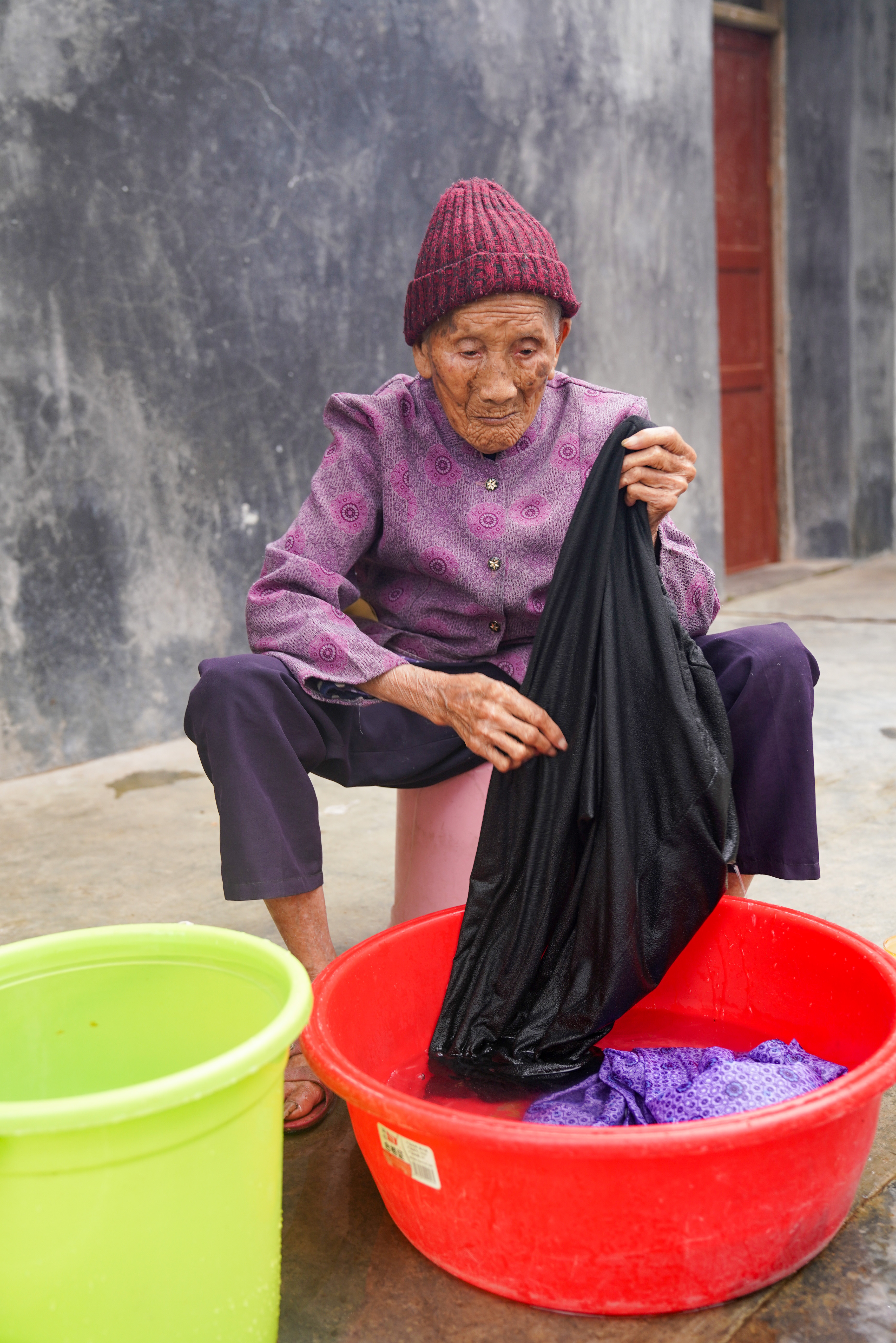 106岁的潘婆婆有点小傲娇:每顿饭都要吃肉 洗澡要慢慢享受 