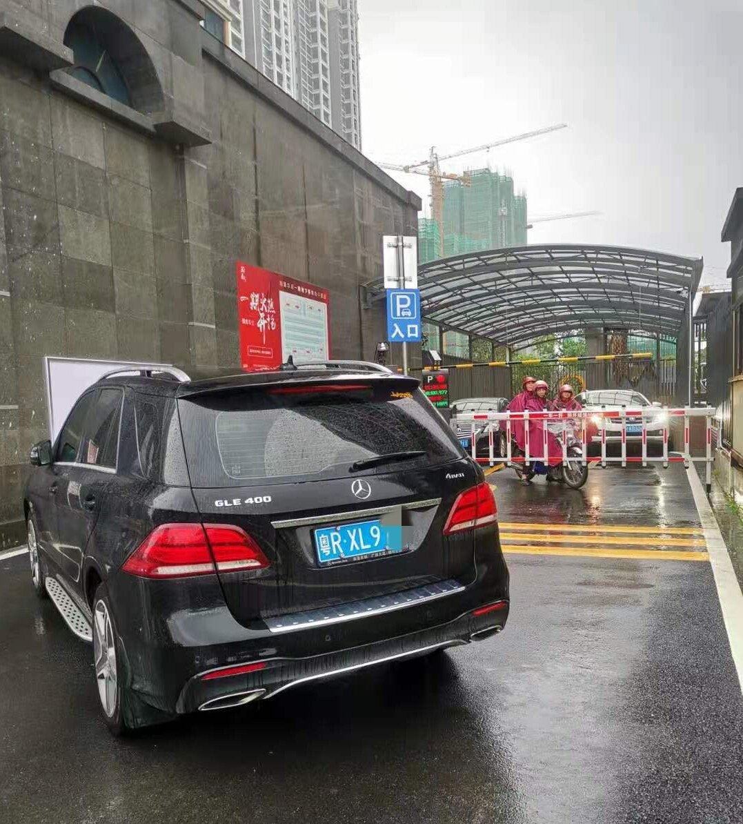 拍客來了丨奔馳車停在小區停車場出入口1小時,業主集體譴責不文明