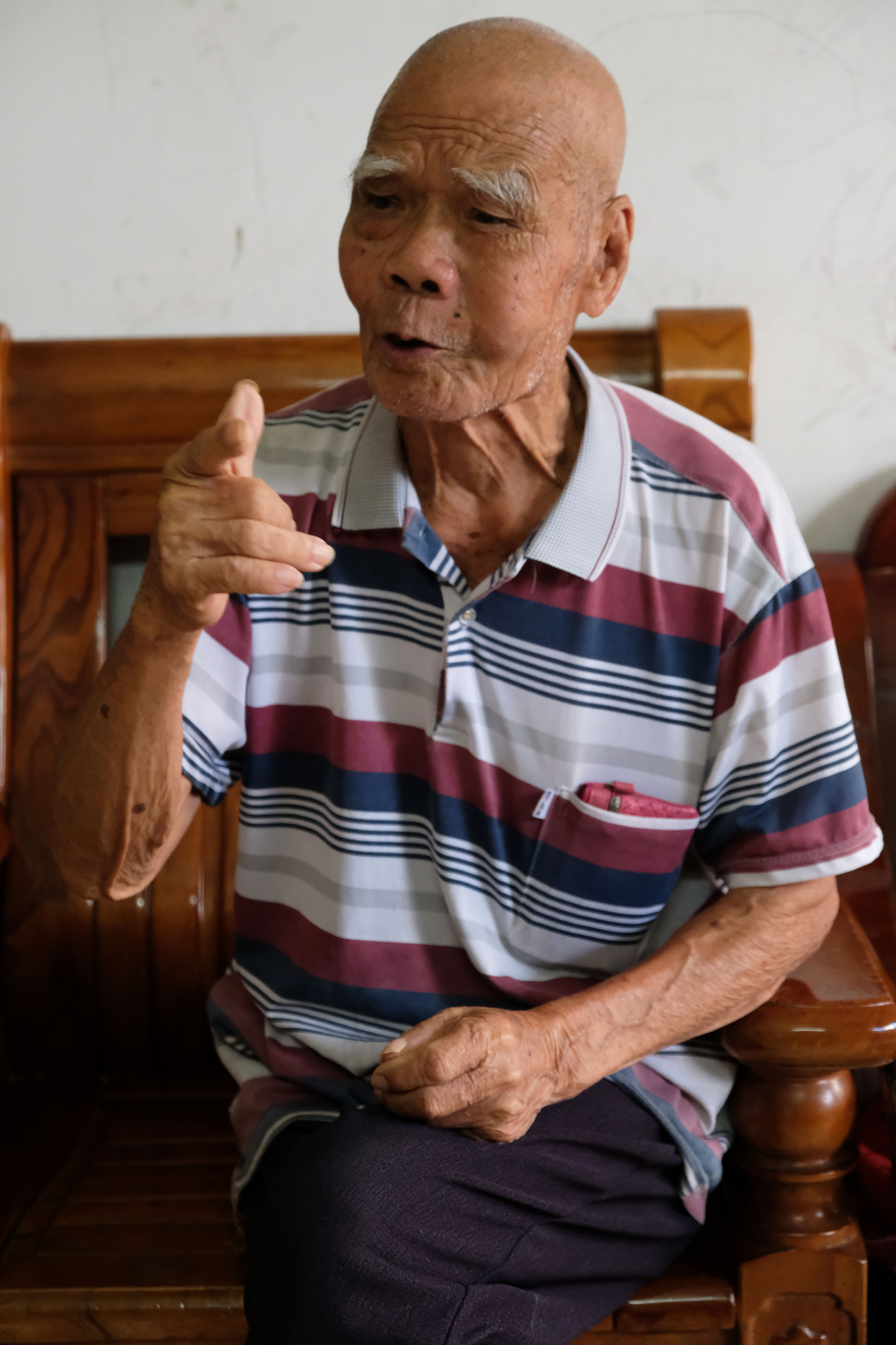 107岁的陈爷爷胃口好力气大,肩扛满满一大袋子稻谷气