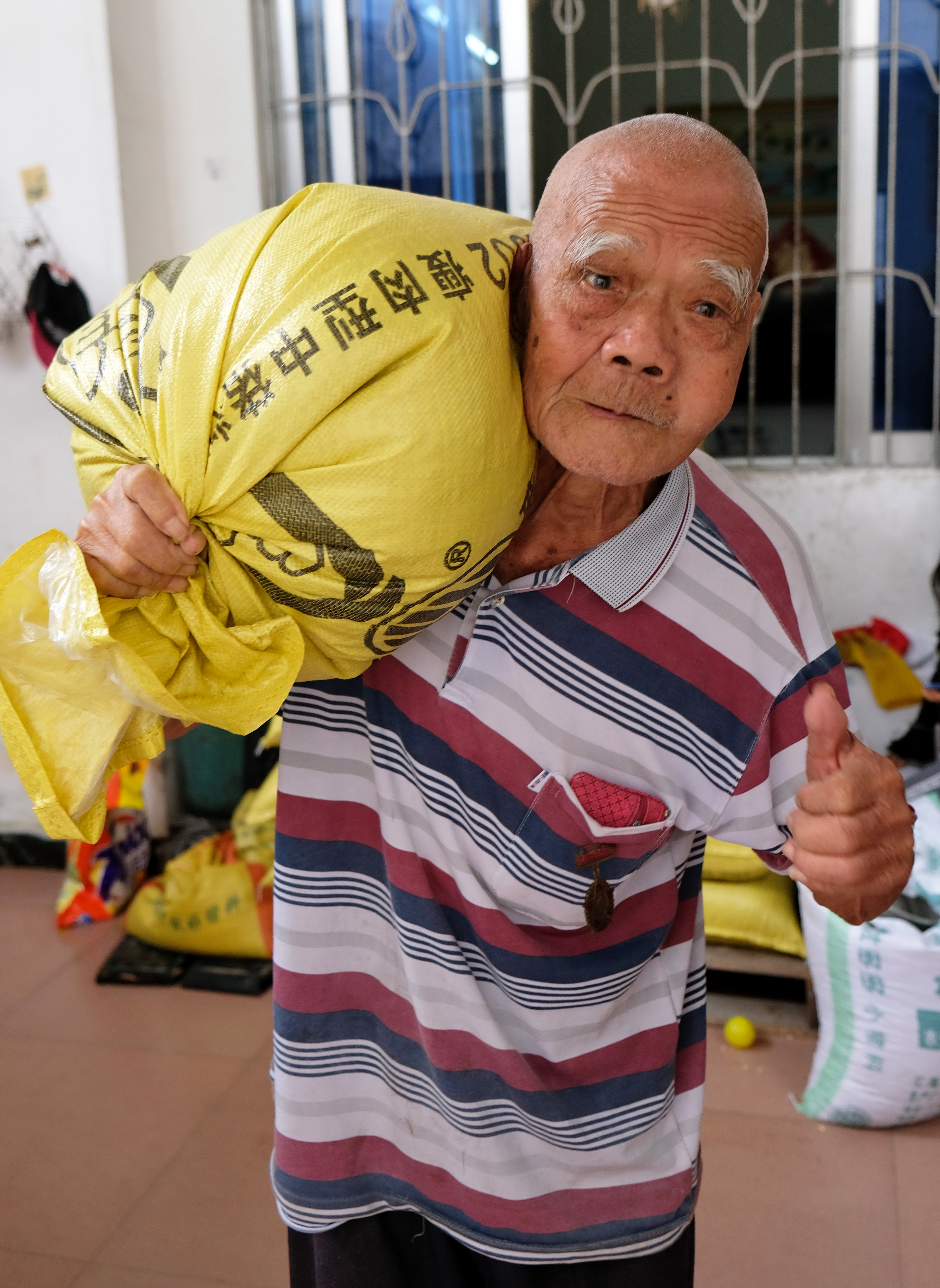 陈荣发爷爷曾作为志愿兵参加抗美援朝战争,如今107岁