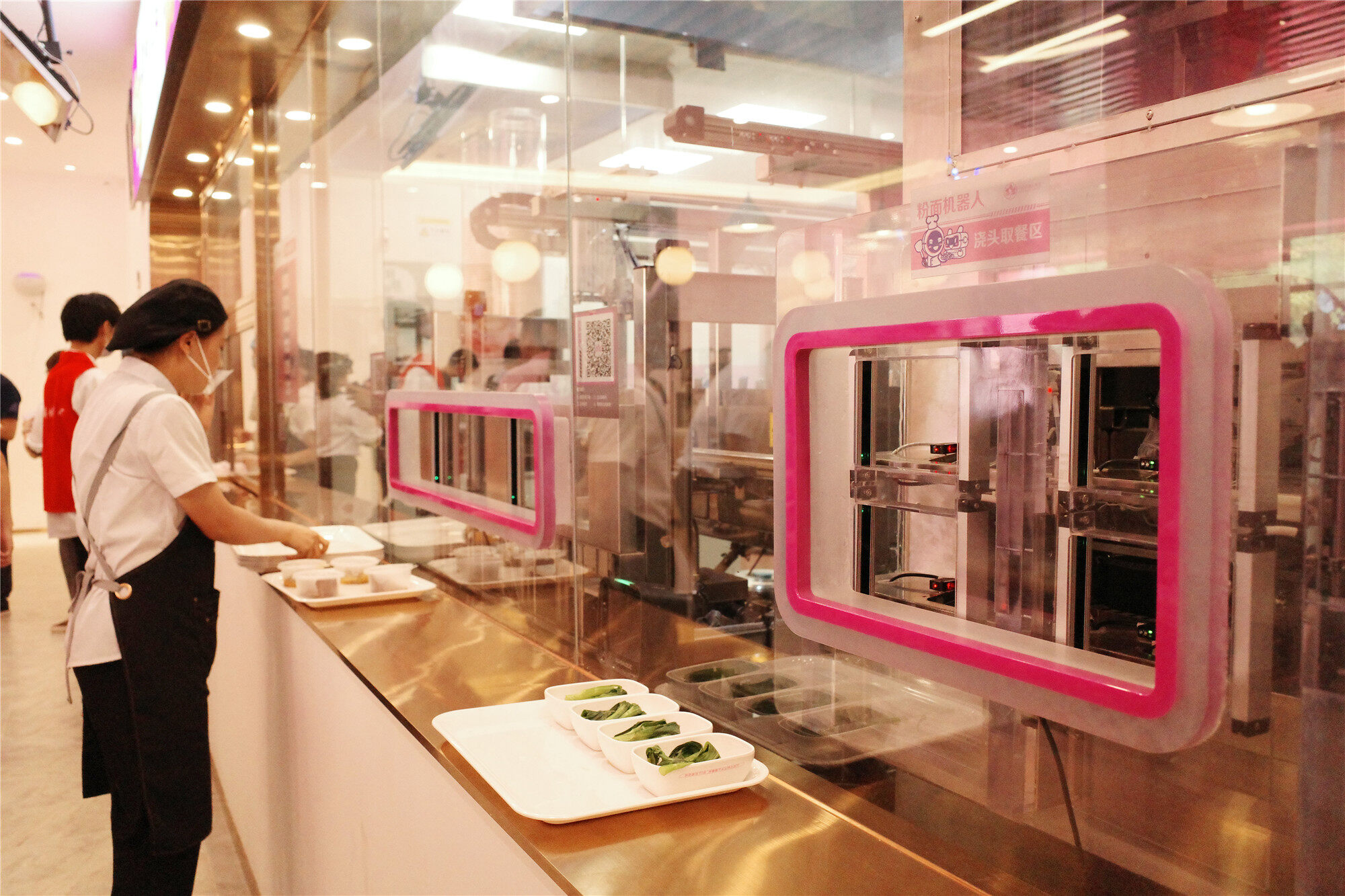 机器人餐厅的各个取餐窗口均由机器人提供服务