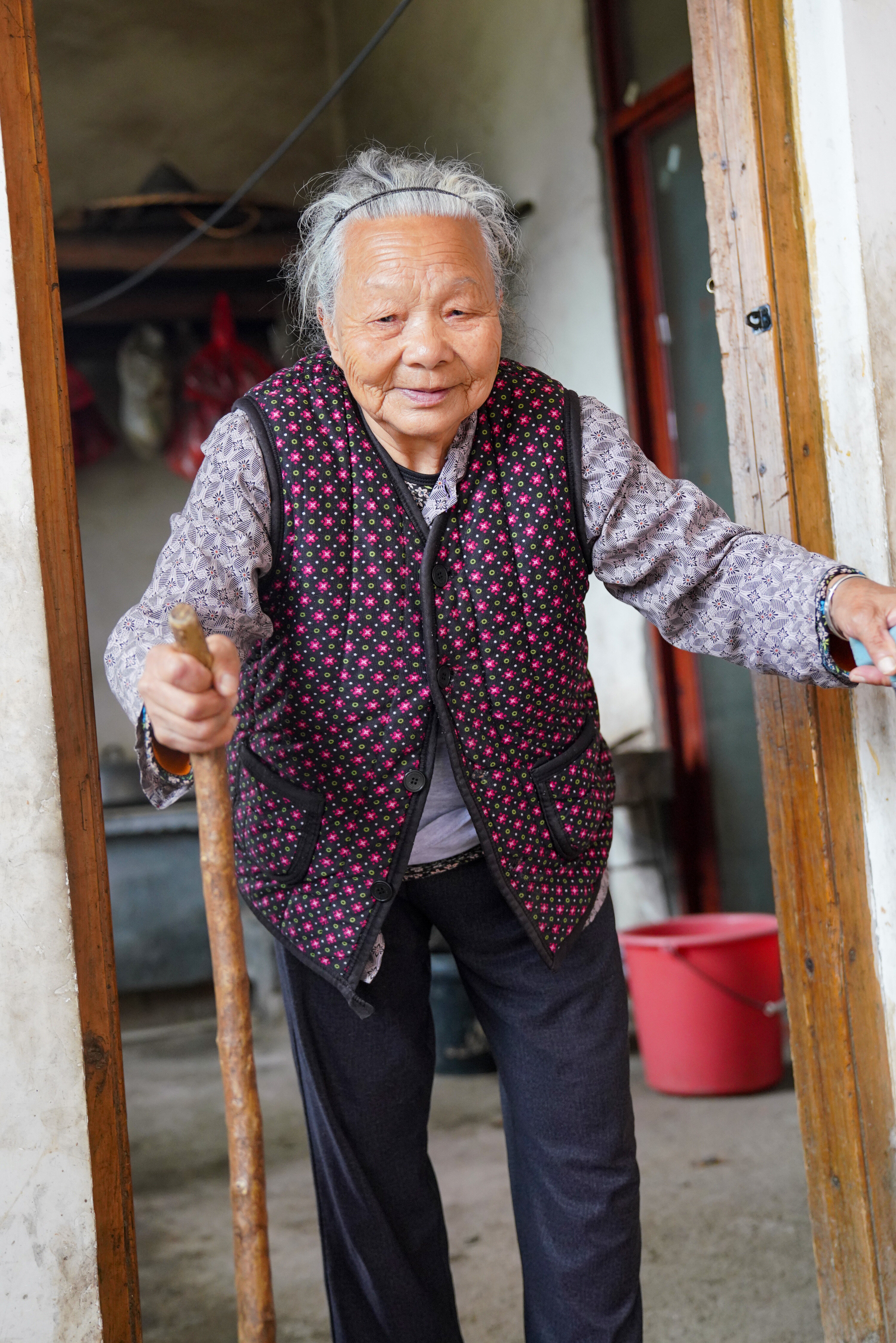 103岁的陈米花一日三餐离不开果酒,最感恩政府的好