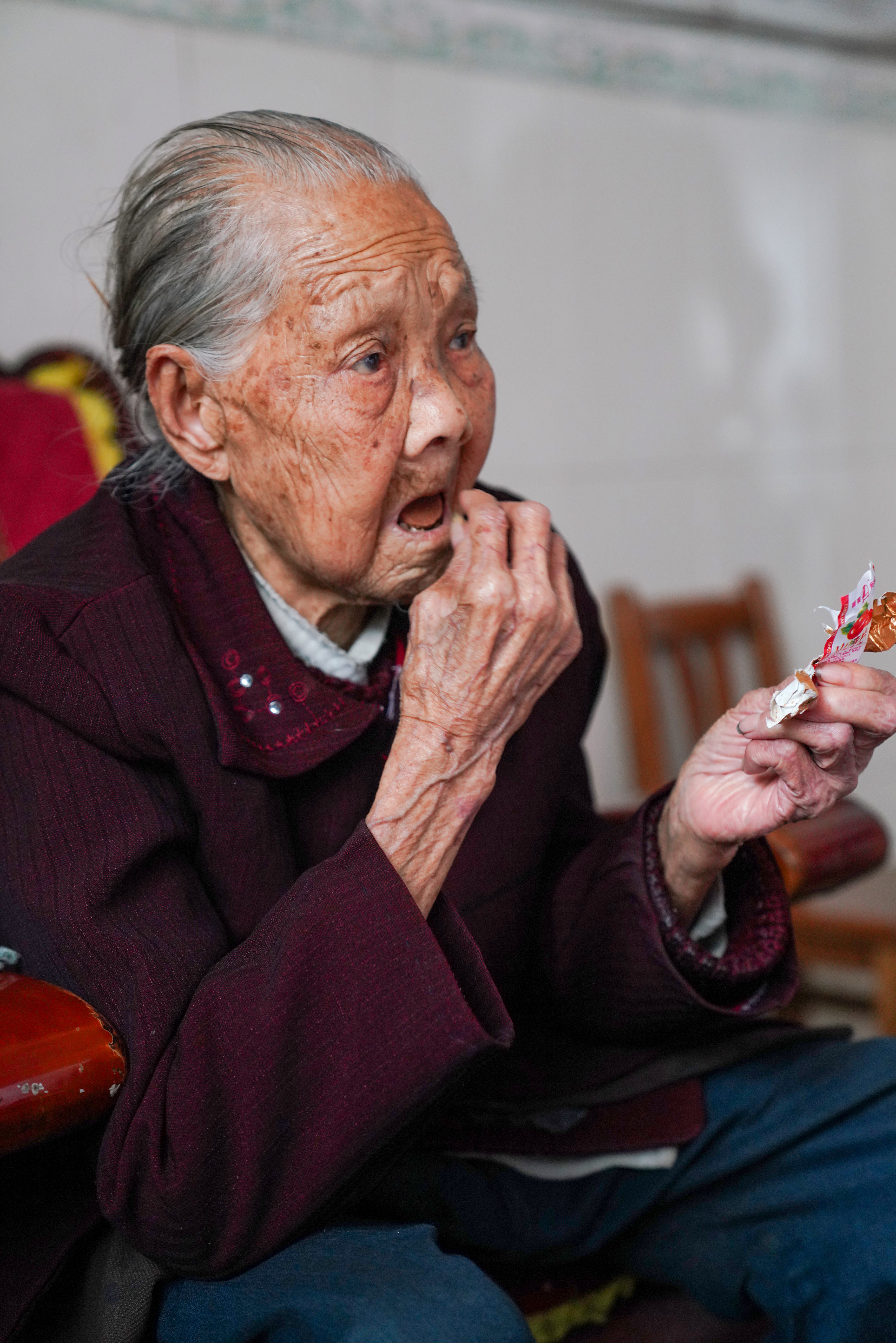 103岁的黄审带,仍不放弃追求精致生活 