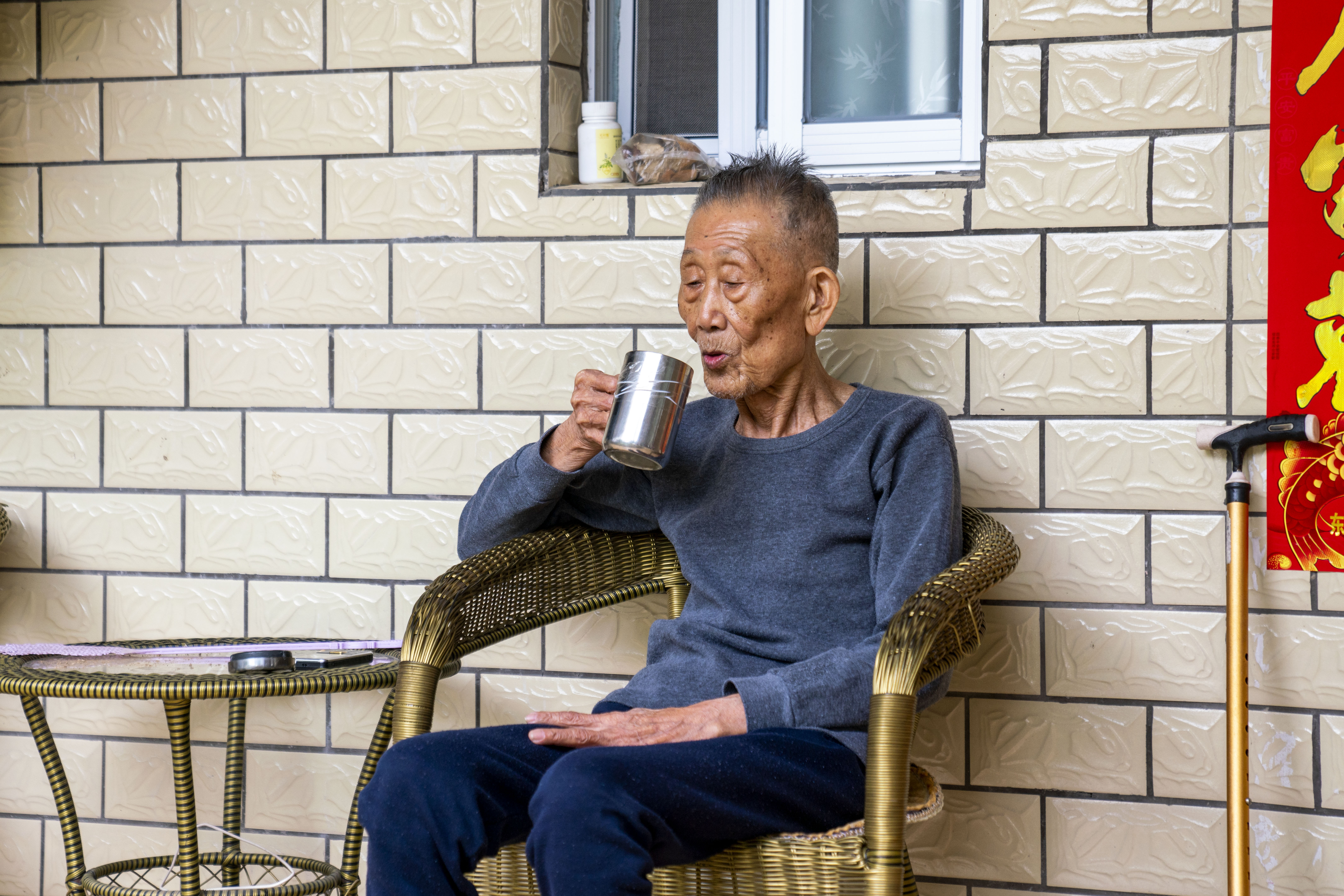 坐着喝茶的老爷爷图片图片