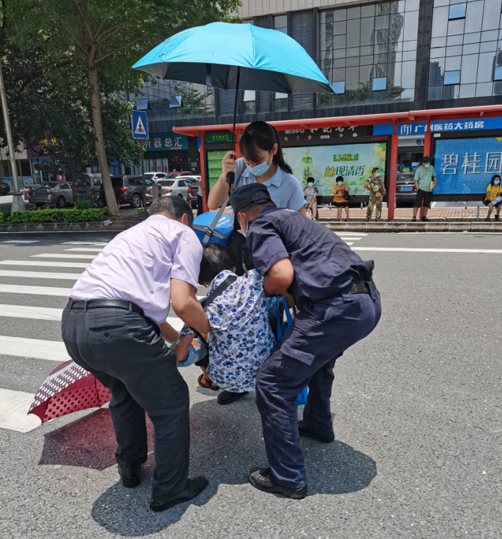 六旬老人過馬路暈倒在地緊急關頭熱心市民做了這個舉動清遠日報清遠