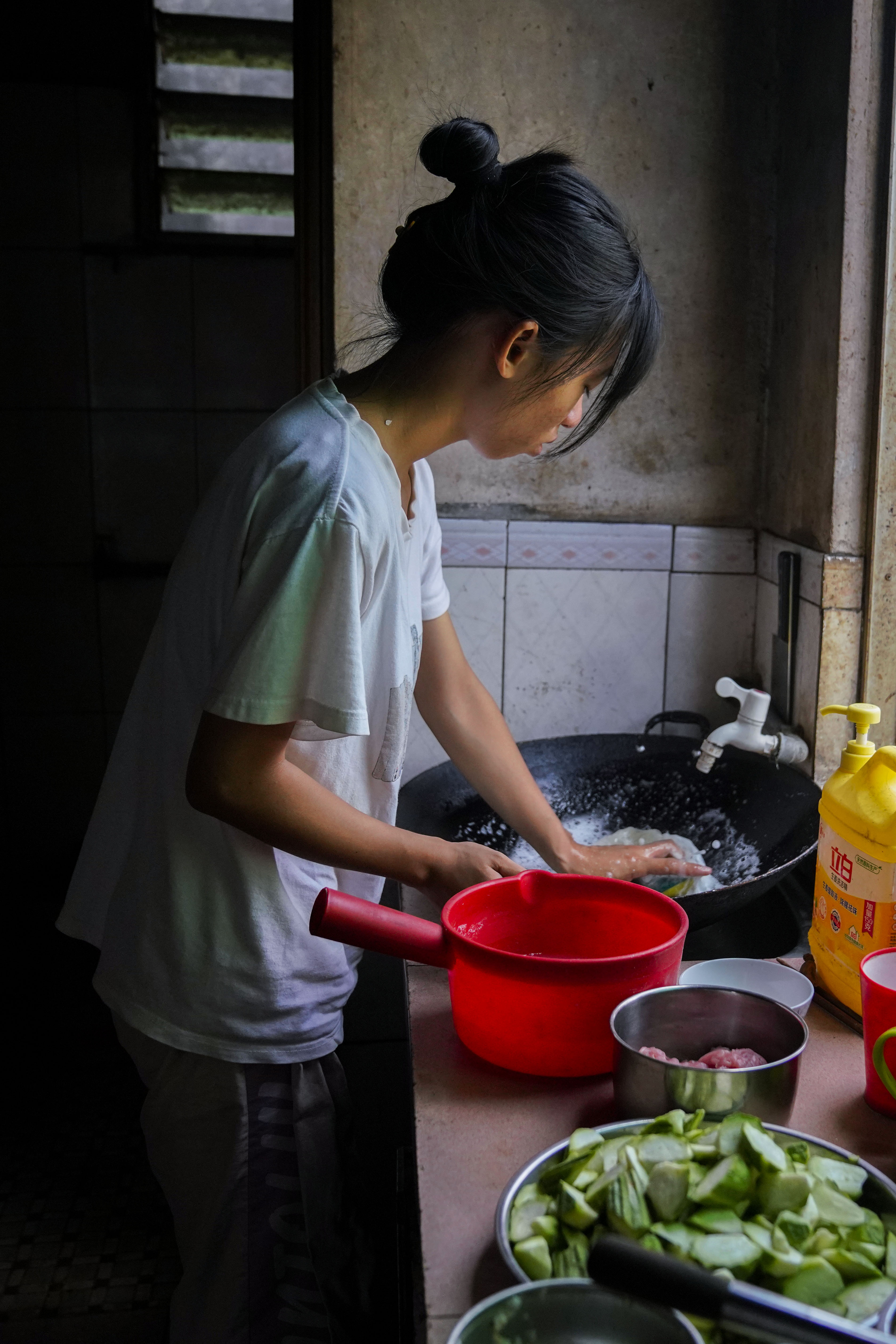 女生做家务图片真实图片