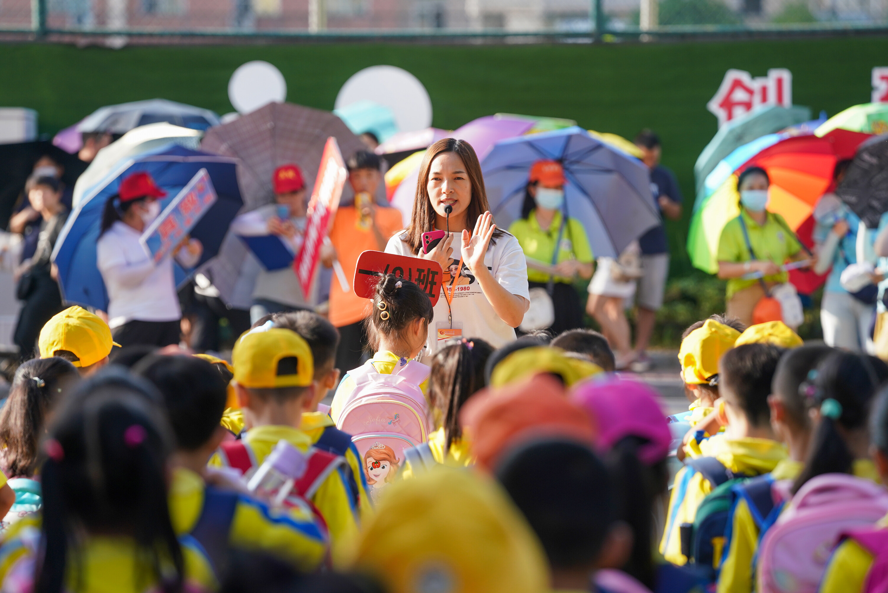 学生放学,潘嘉颖将班级学生带出校门