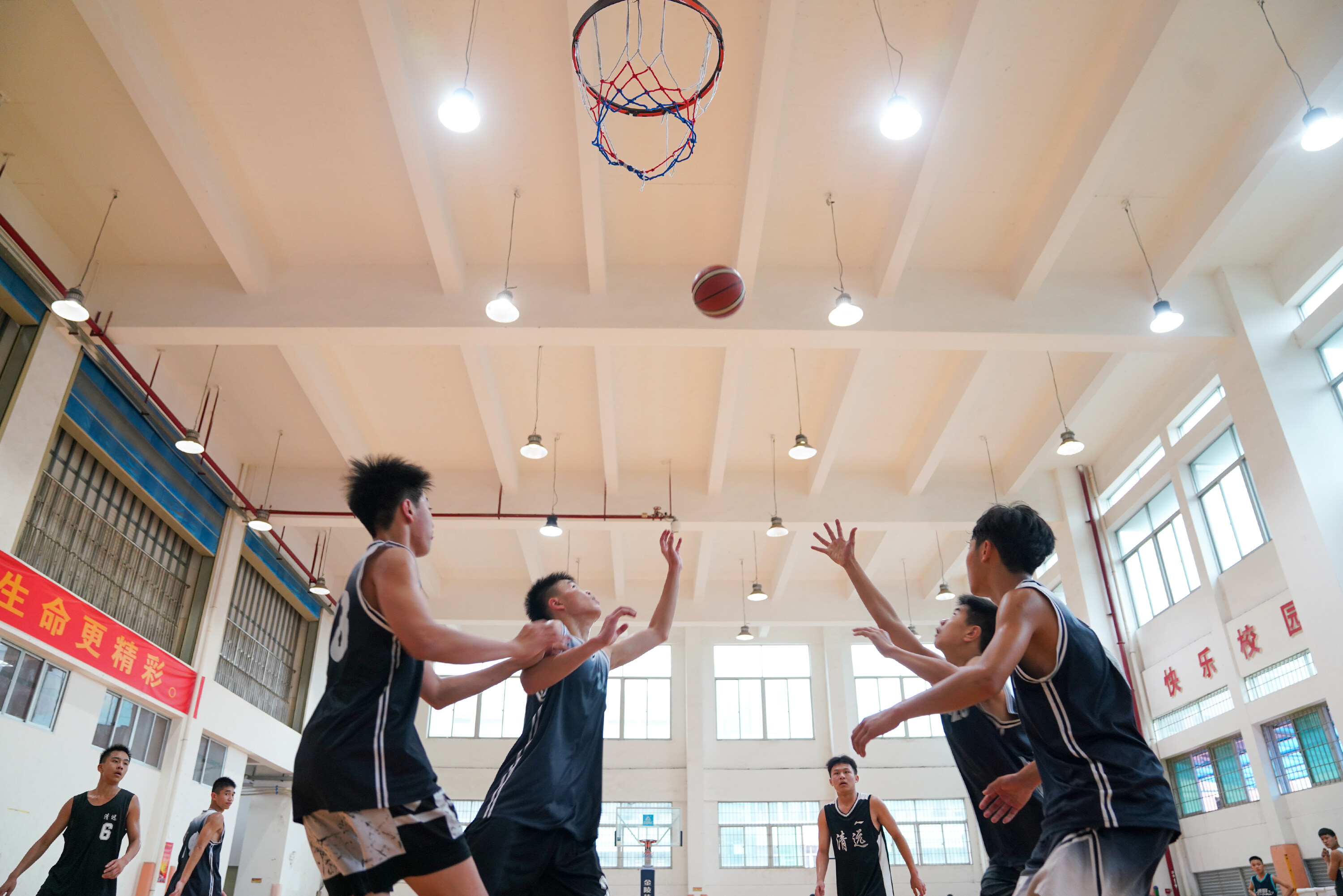 5月12日,市體校籃球訓練場,訓練中的男子籃球隊運動員.