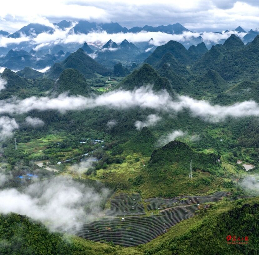 2022年7月5日,阳山县黎埠镇均安村,雨后山间云雾缭绕,有大片的光伏